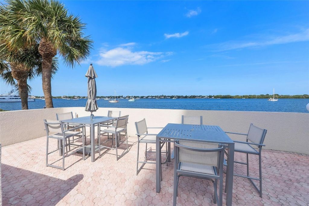 136 Lakeshore Dr, Unit T10, North Palm Beach, FL 33408 Photo