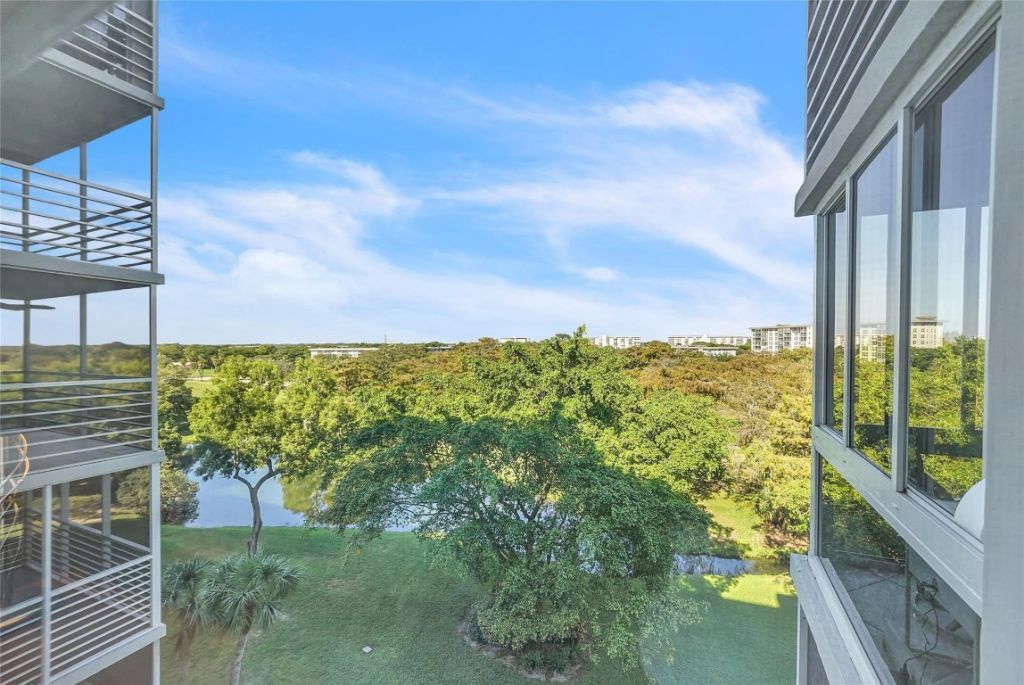 4015 W Palm Aire Drive, Unit 703, Pompano Beach, FL 33069 Photo