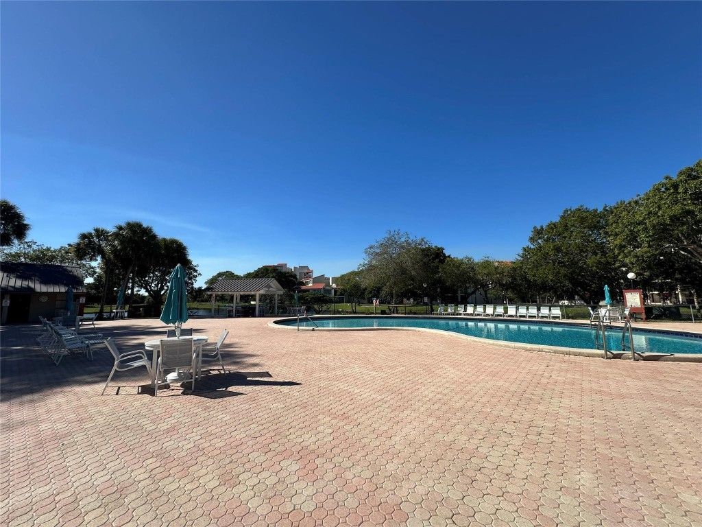 2206 S Cypress Bend Drive, Unit 305, Pompano Beach, FL 33069 Photo