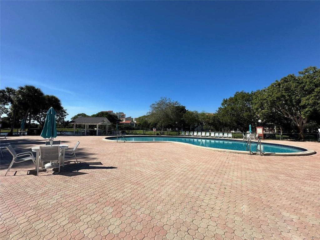 2206 S Cypress Bend Drive, Unit 305, Pompano Beach, FL 33069 Photo