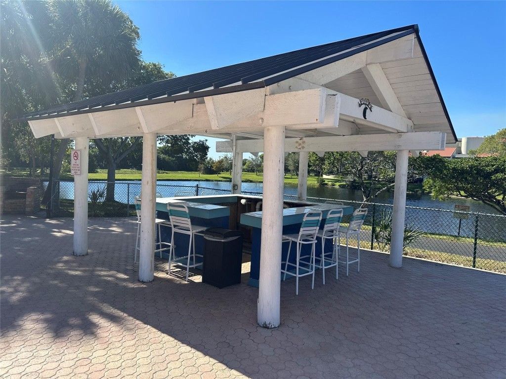 2206 S Cypress Bend Drive, Unit 305, Pompano Beach, FL 33069 Photo