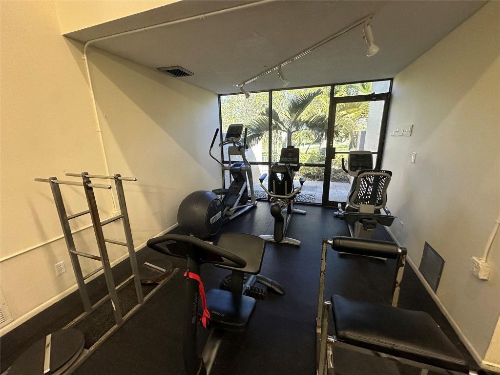 2206 S Cypress Bend Drive, Unit 305, Pompano Beach, FL 33069 Photo