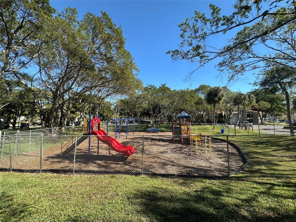 2206 S Cypress Bend Drive, Unit 305, Pompano Beach, FL 33069 Photo