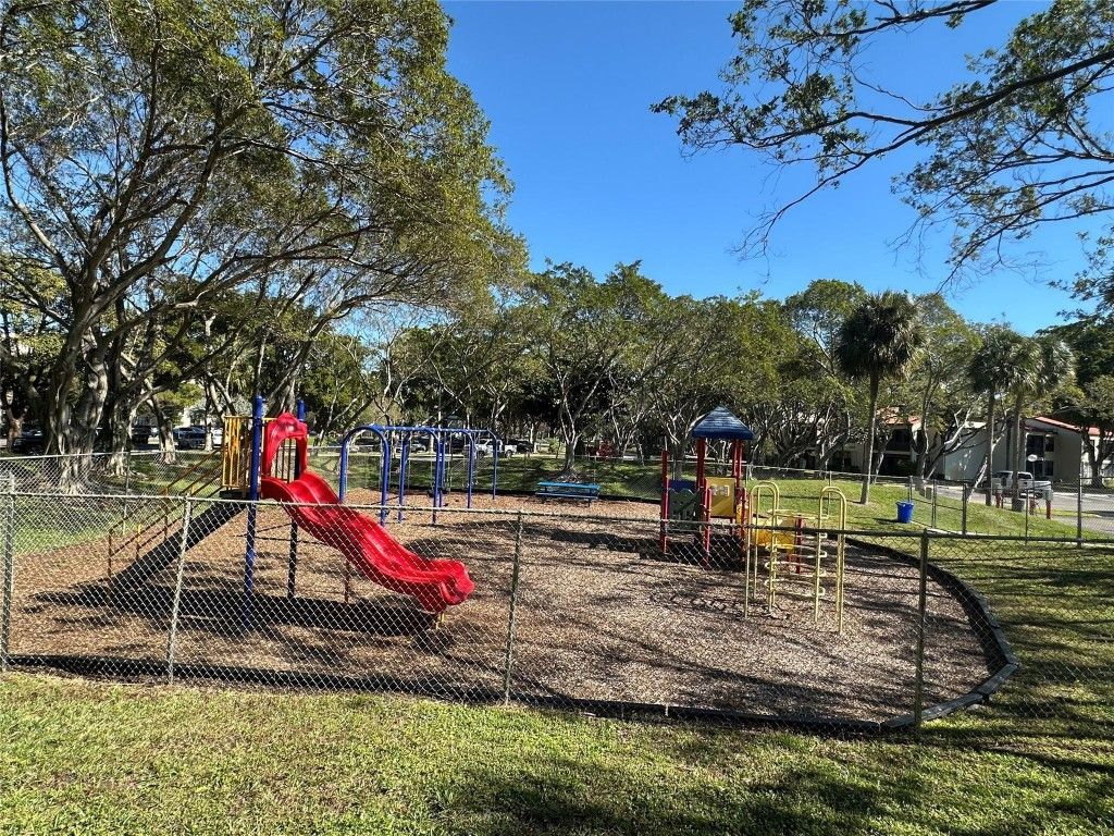 2206 S Cypress Bend Drive, Unit 305, Pompano Beach, FL 33069 Photo