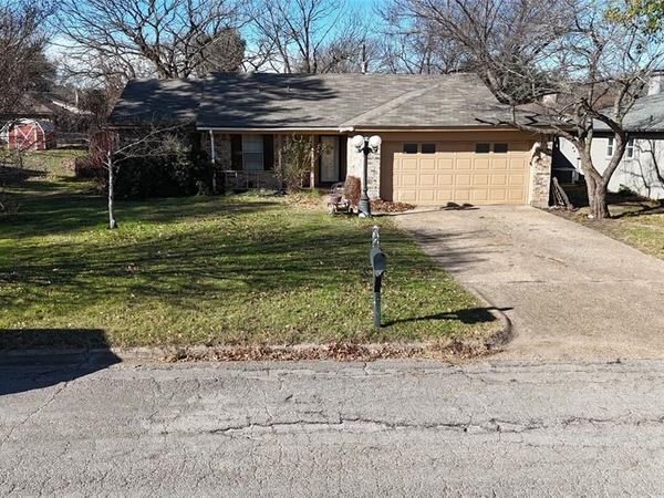 1605 Woodside Lane E, Cleburne, TX 76033