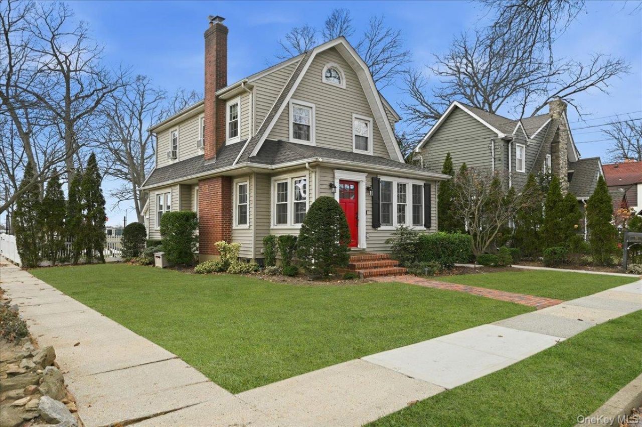 70 Larch Avenue Floral Park, NY 11001