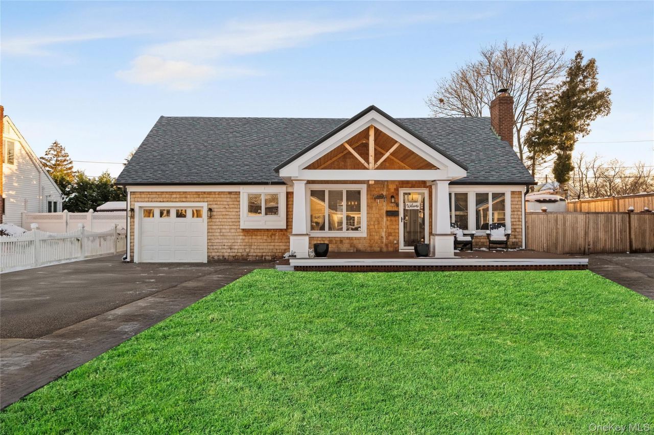 60 Pickwick Lane, North Babylon, NY 11703 Main Photo