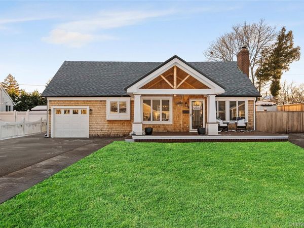 60 Pickwick Lane, North Babylon, NY 11703