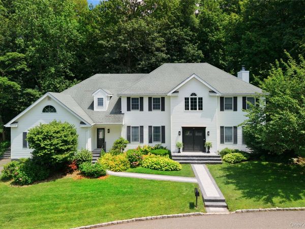 50 Davis Lane, Roslyn, NY 11576