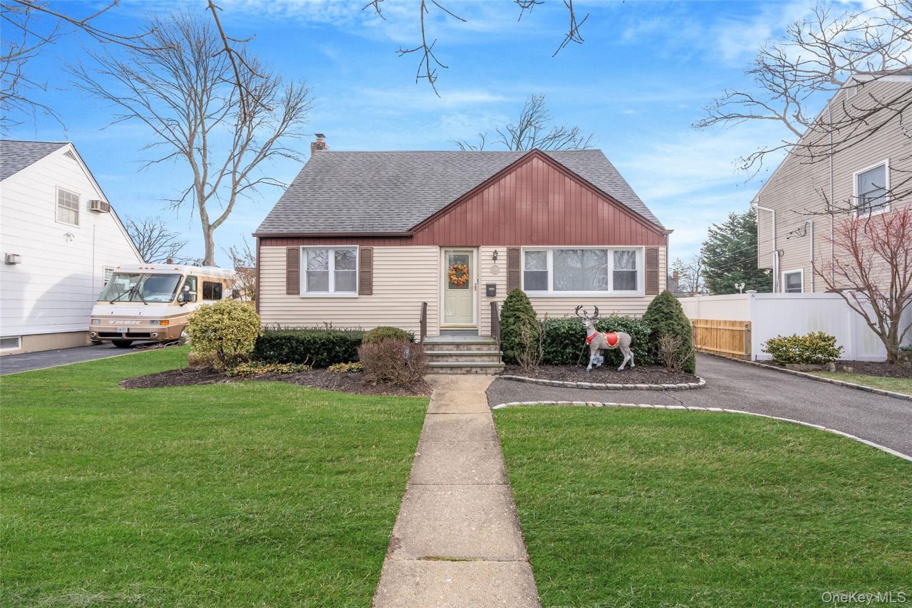 204 Maeder Avenue, North Merrick, NY 11566 Main Photo