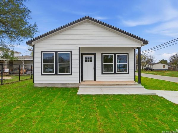 700 8th, Floresville, TX 78114