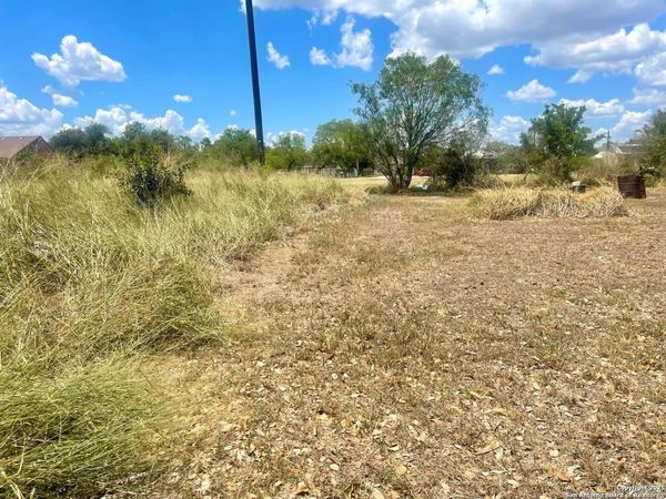 715 N FRONT, Mathis, TX 78368