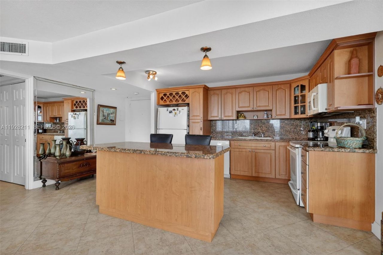 7135 Collins Ave , Unit 1015, Miami Beach, FL 33141 Photo