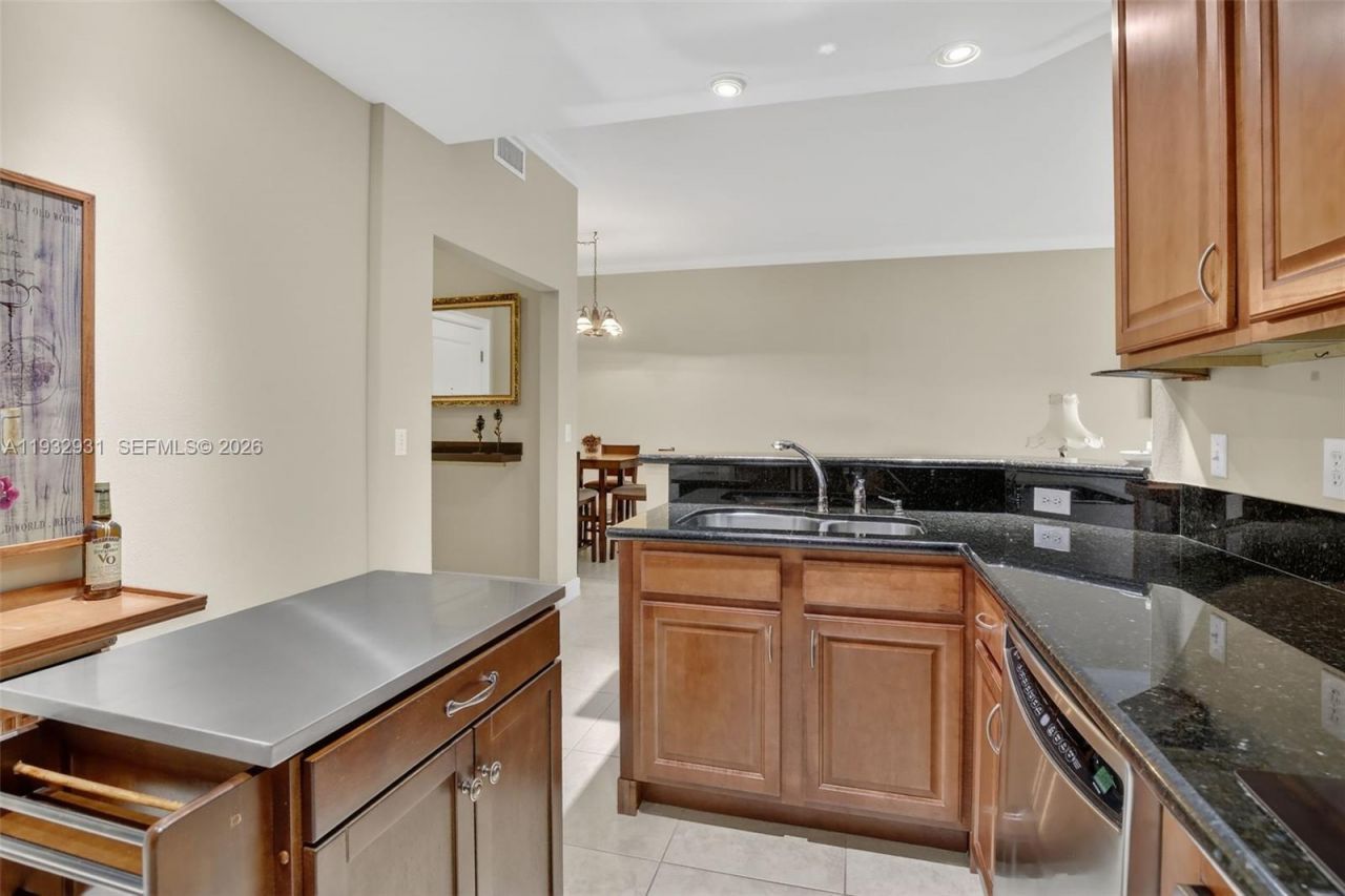 16100 Emerald Estates Dr, Unit 284, Weston, FL 33331 Photo