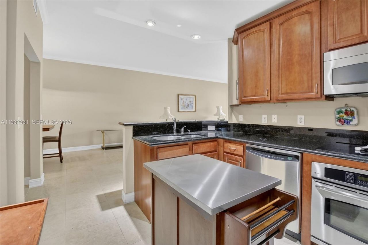 16100 Emerald Estates Dr, Unit 284, Weston, FL 33331 Photo