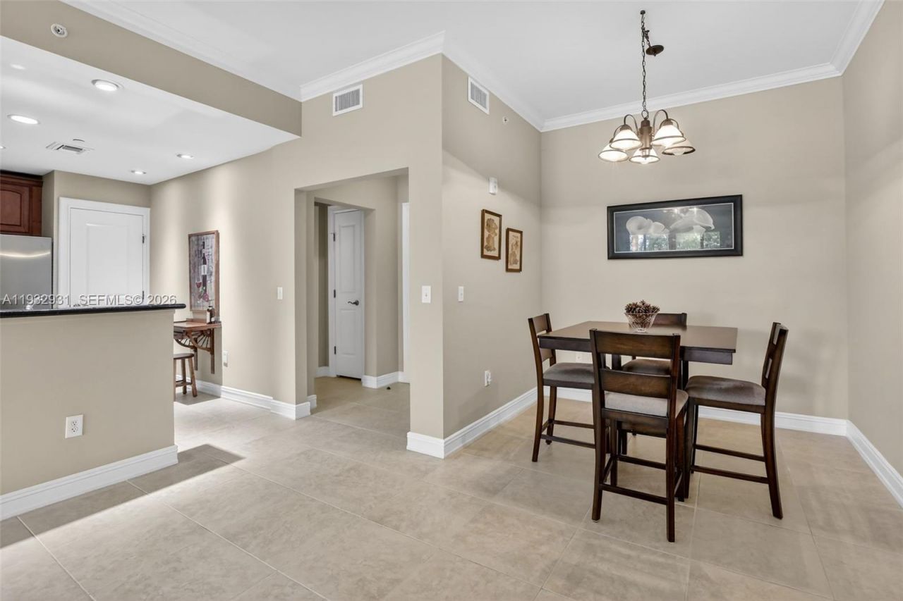 16100 Emerald Estates Dr, Unit 284, Weston, FL 33331 Photo