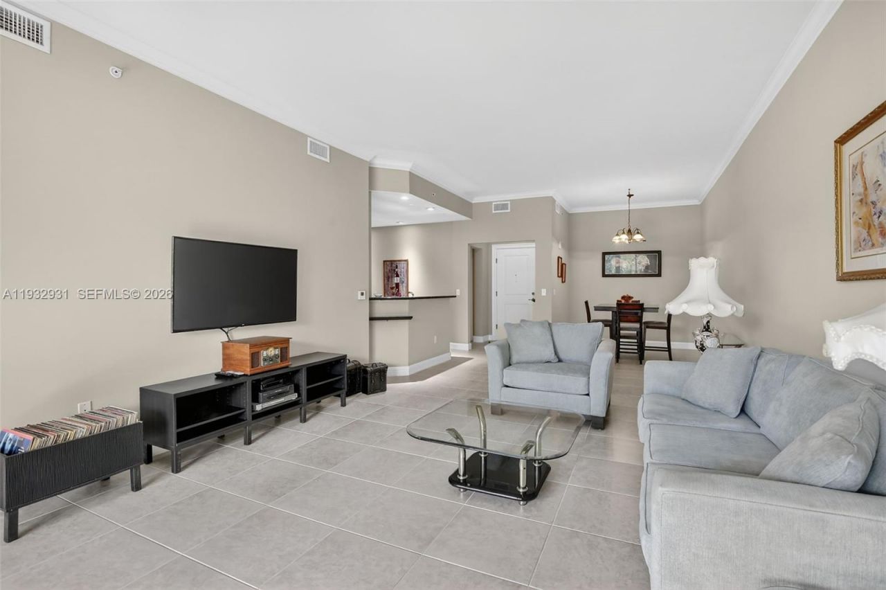 16100 Emerald Estates Dr, Unit 284, Weston, FL 33331 Photo