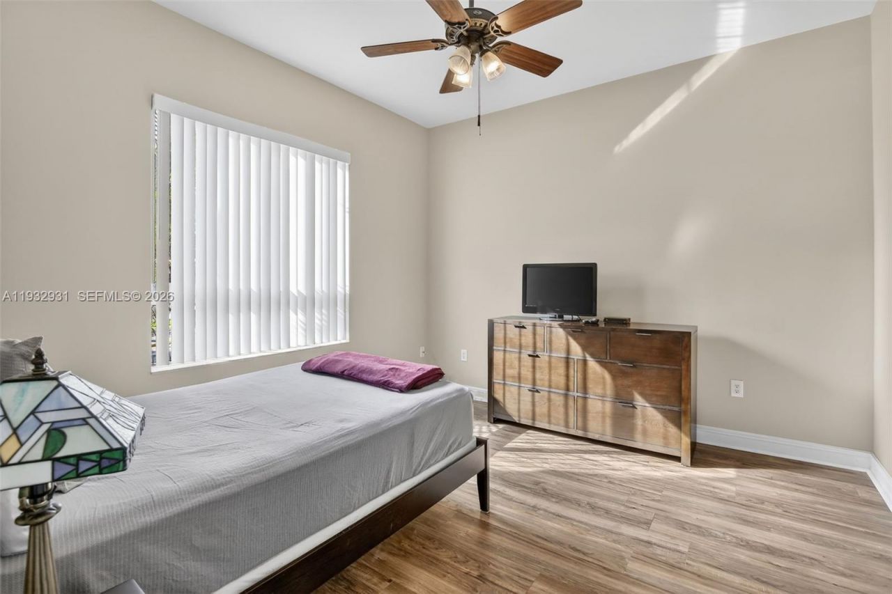 16100 Emerald Estates Dr, Unit 284, Weston, FL 33331 Photo