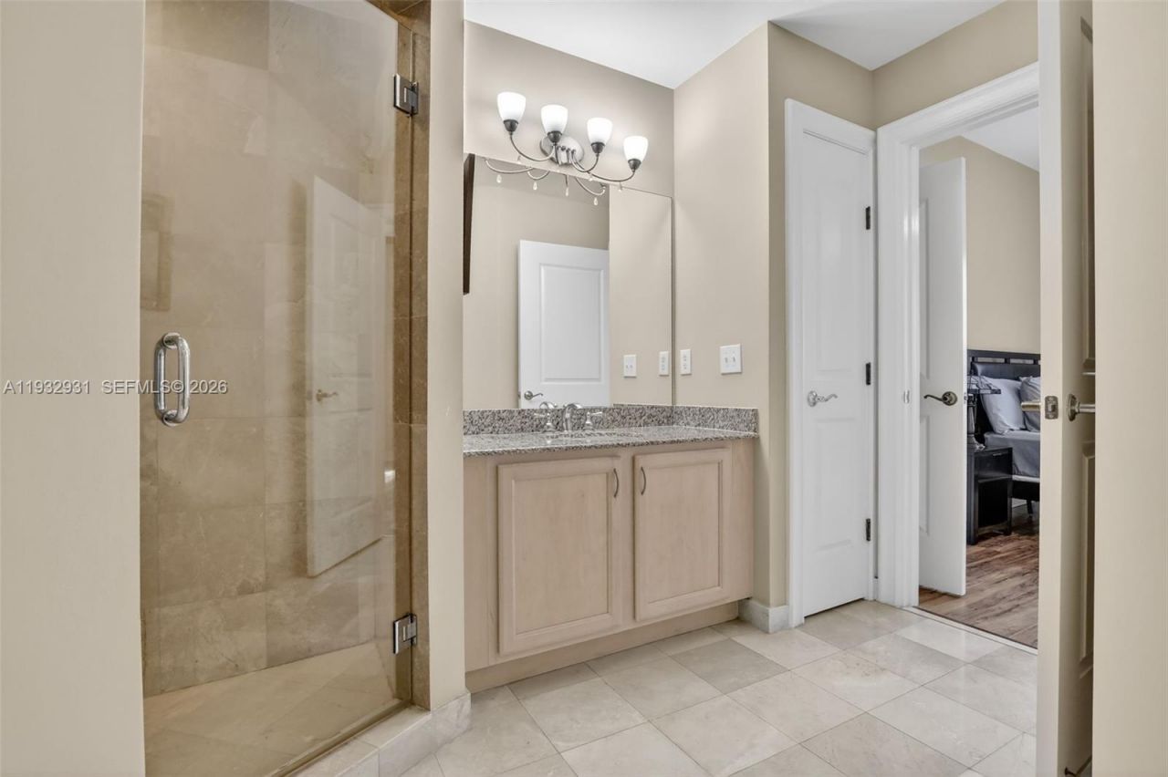 16100 Emerald Estates Dr, Unit 284, Weston, FL 33331 Photo