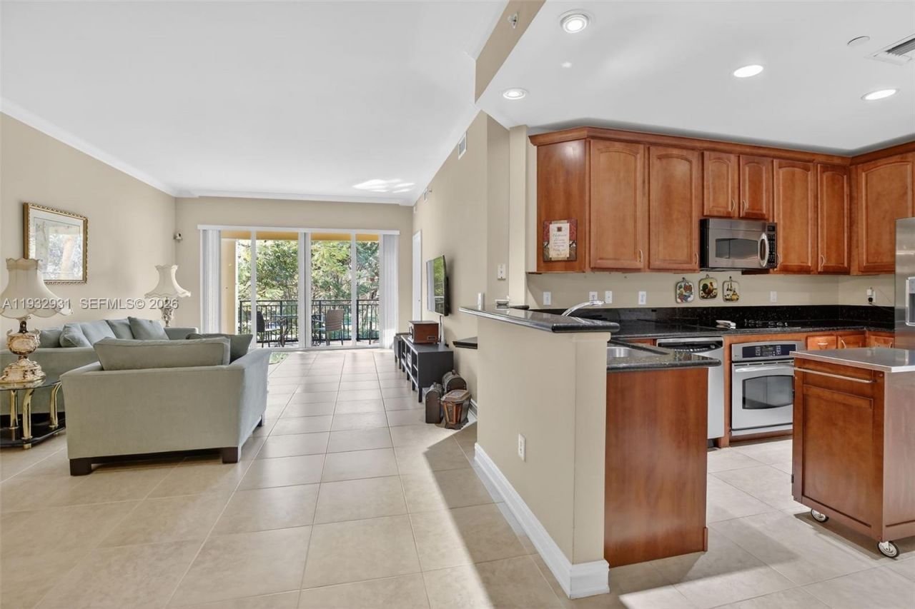 16100 Emerald Estates Dr, Unit 284, Weston, FL 33331 Photo