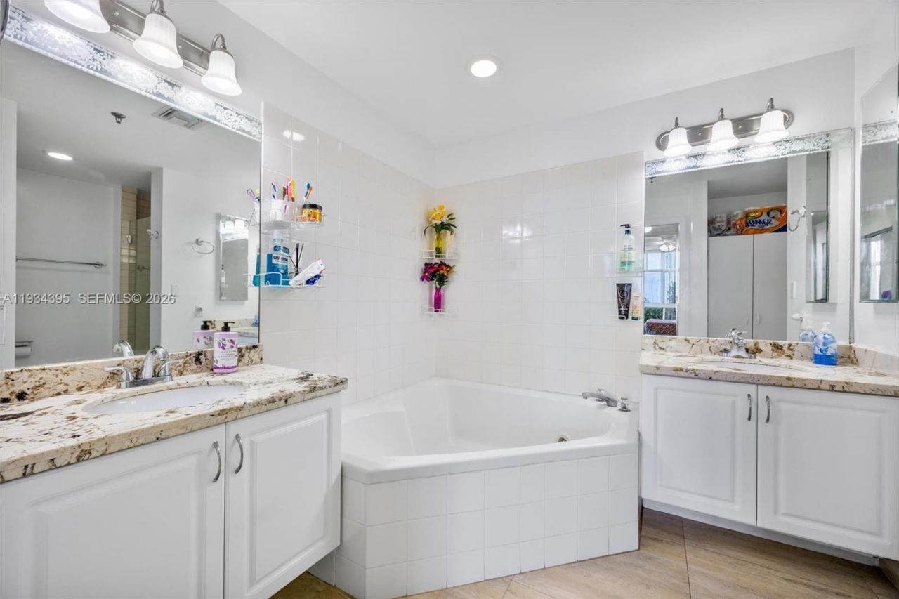 9755 NW 52nd St, Unit 513, Doral, FL 33178 Photo