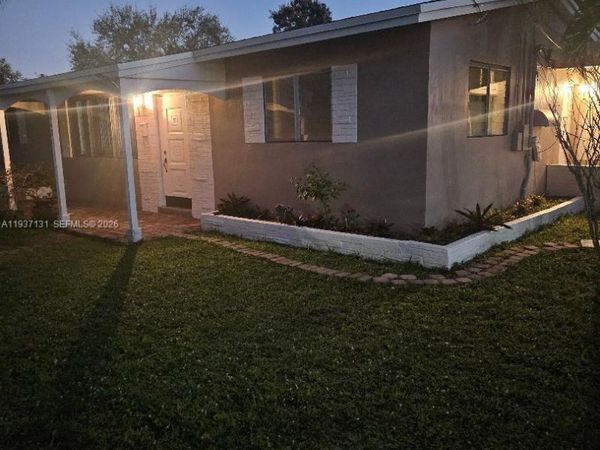 5842 Harding St, Unit R, Hollywood, FL 33021