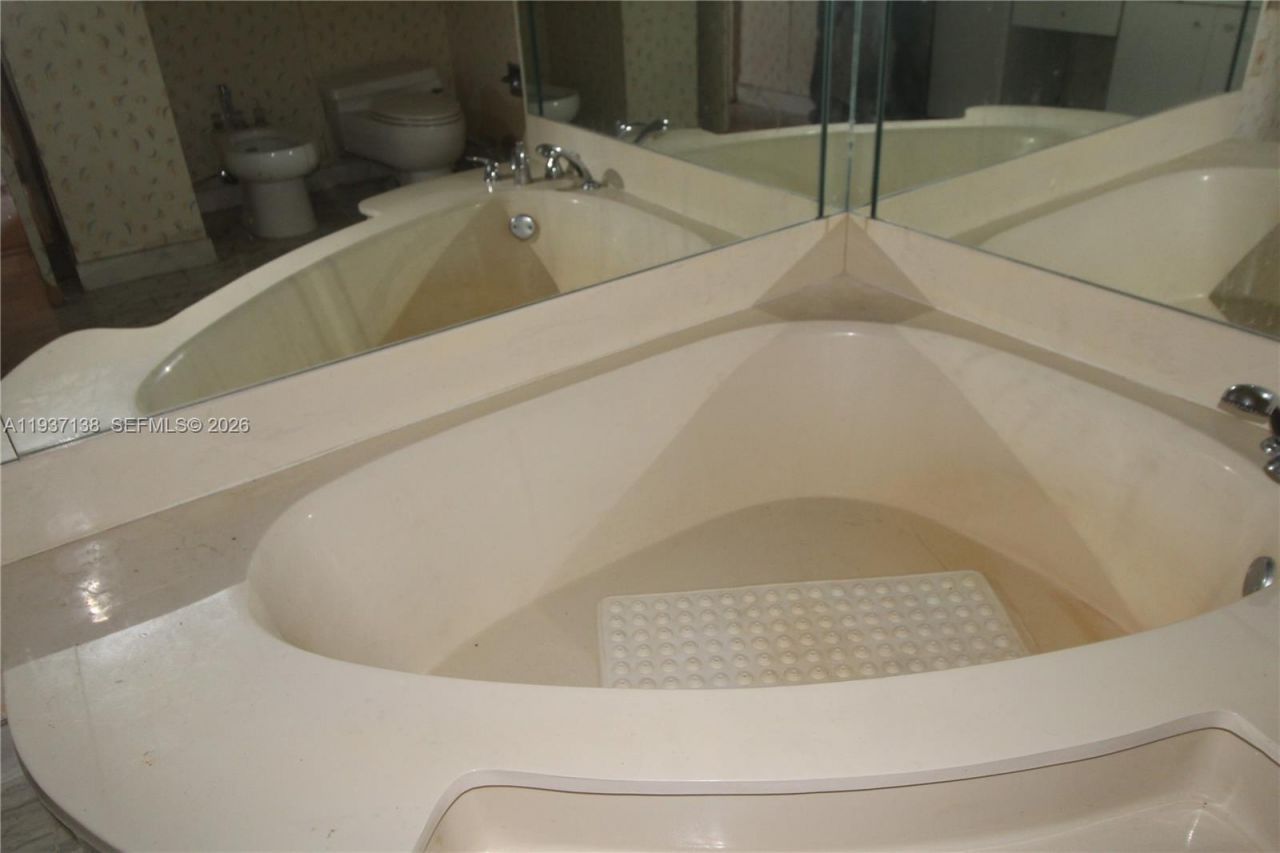 1000 Quayside Ter , Unit 1807, Miami, FL 33138 Photo