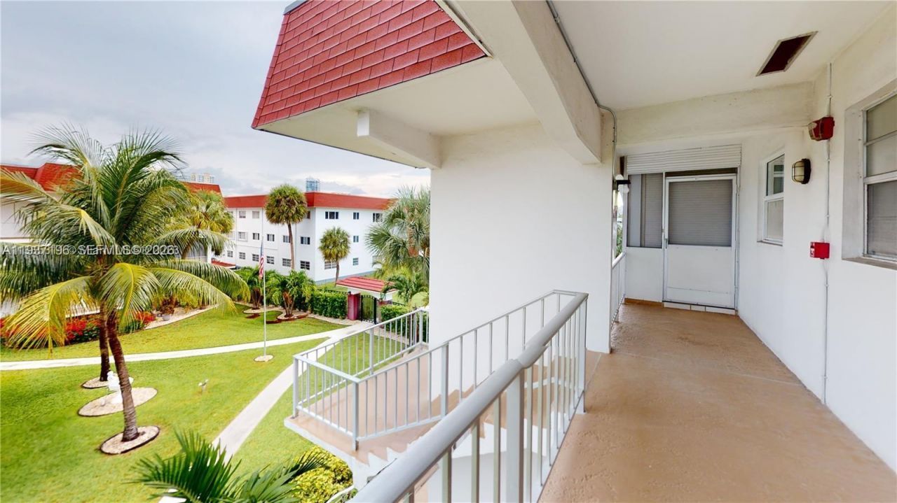 580 Egret Dr, Unit 302, Hallandale Beach, FL 33009 Photo