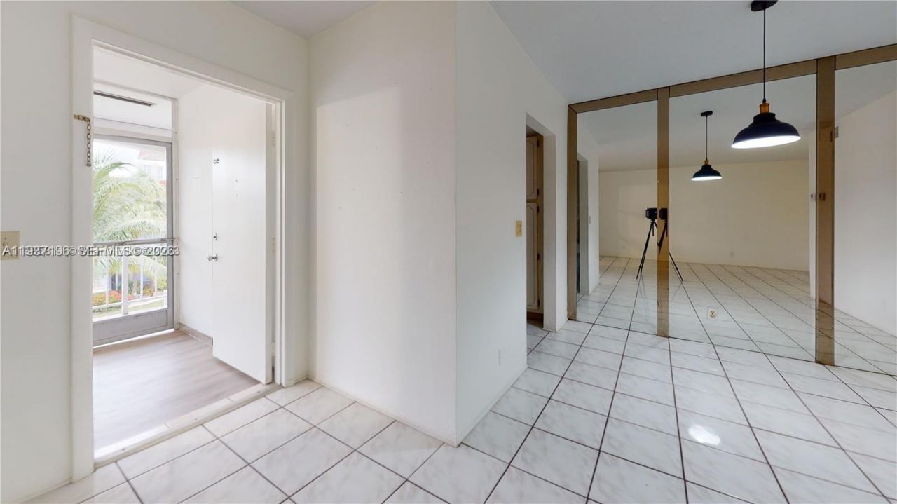 580 Egret Dr, Unit 302, Hallandale Beach, FL 33009 Photo