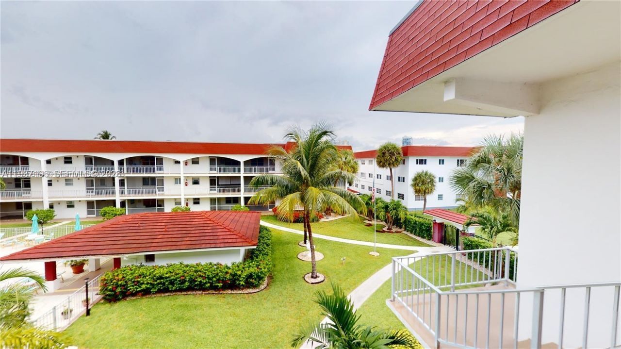 580 Egret Dr, Unit 302, Hallandale Beach, FL 33009 Photo