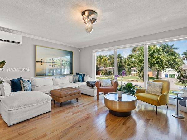 1016 NE 4th Ct, Hallandale Beach, FL 33009
