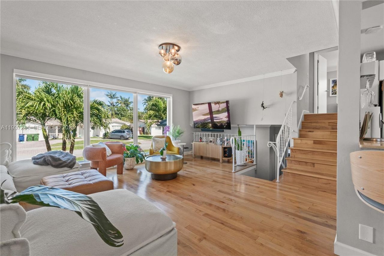 1016 NE 4th Ct, Hallandale Beach, FL 33009 Photo