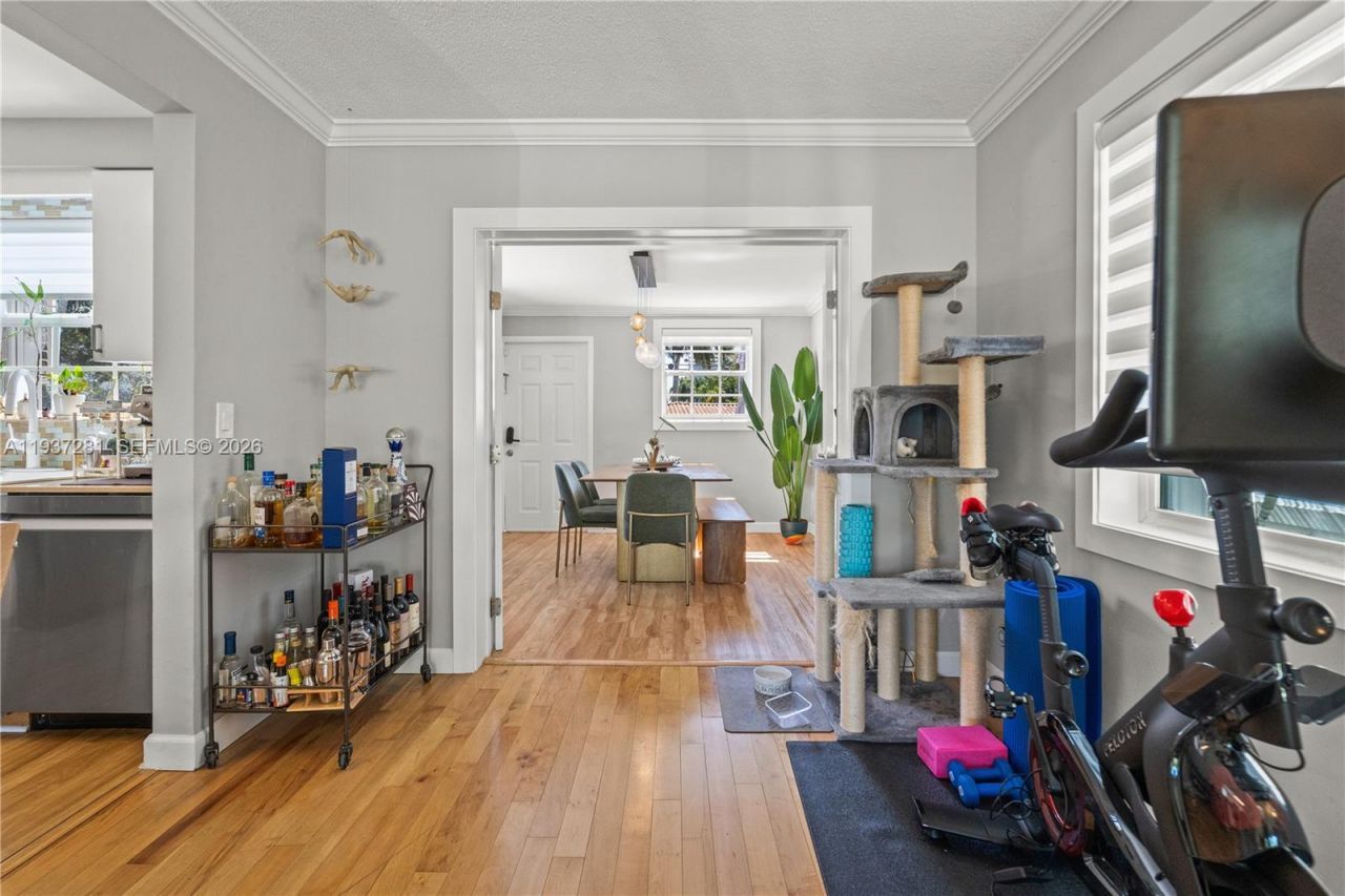 1016 NE 4th Ct, Hallandale Beach, FL 33009 Photo