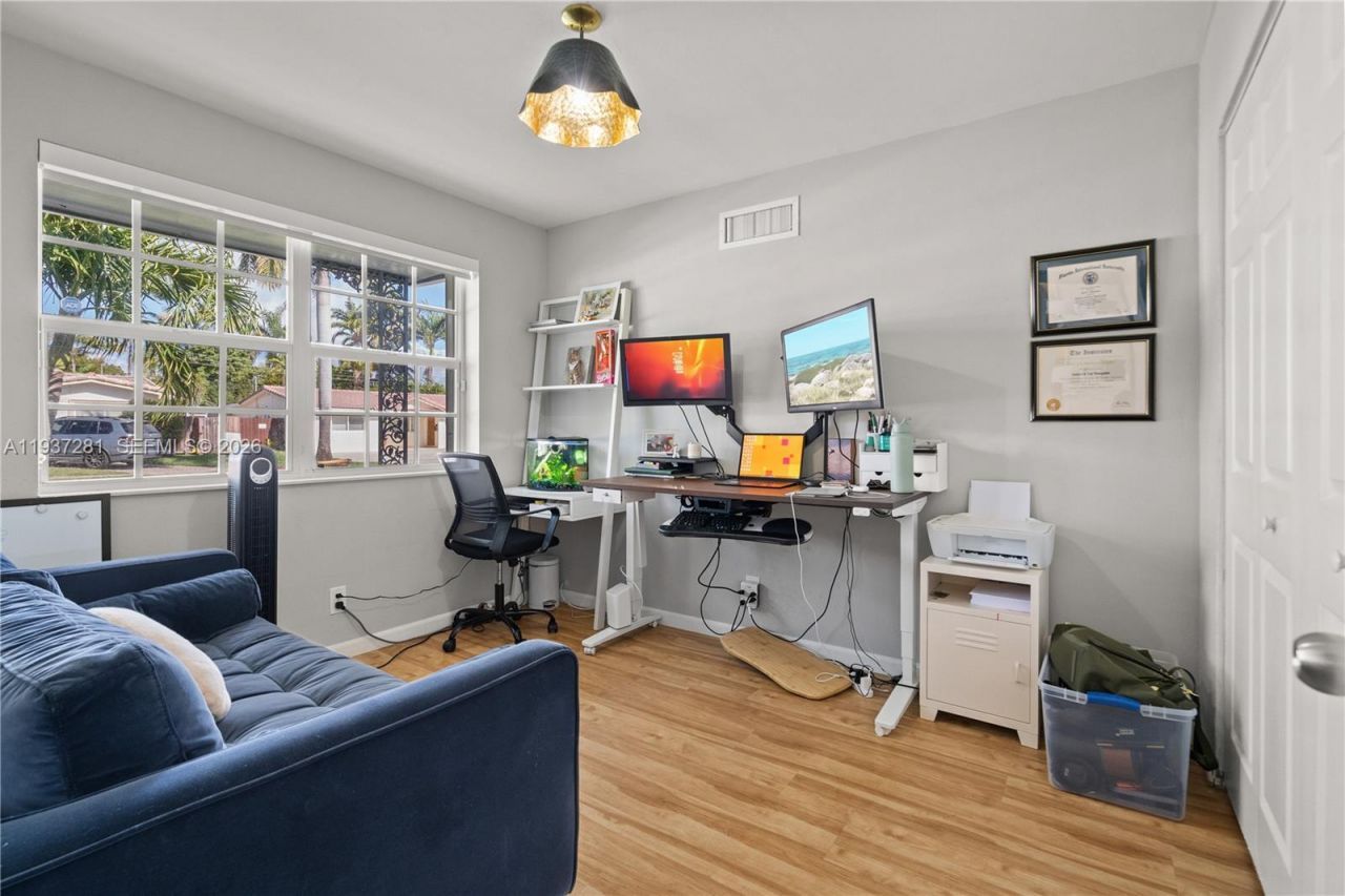 1016 NE 4th Ct, Hallandale Beach, FL 33009 Photo