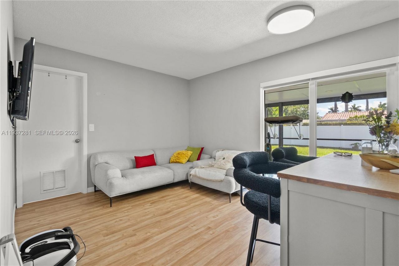 1016 NE 4th Ct, Hallandale Beach, FL 33009 Photo