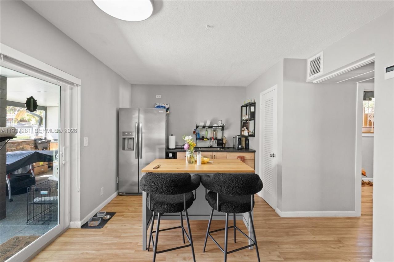 1016 NE 4th Ct, Hallandale Beach, FL 33009 Photo