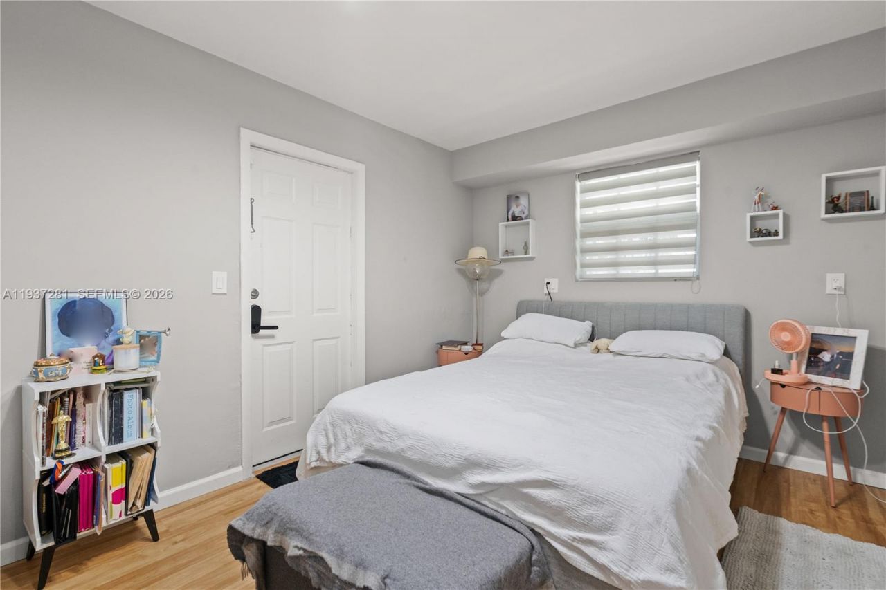 1016 NE 4th Ct, Hallandale Beach, FL 33009 Photo