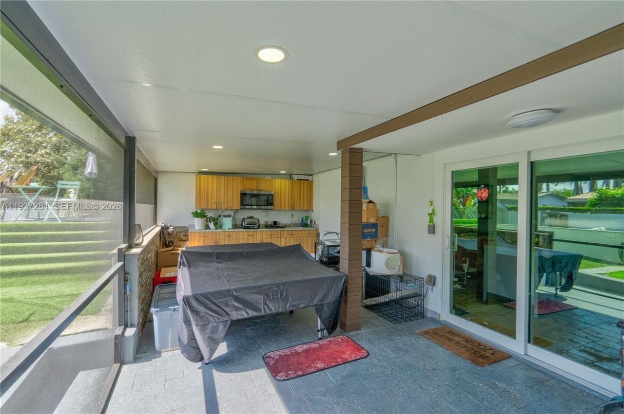 1016 NE 4th Ct, Hallandale Beach, FL 33009 Photo