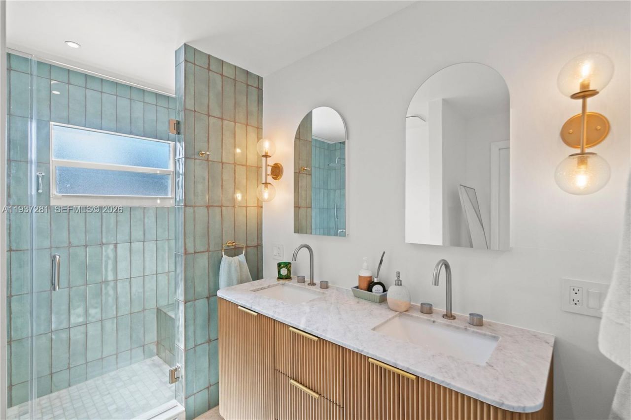 1016 NE 4th Ct, Hallandale Beach, FL 33009 Photo