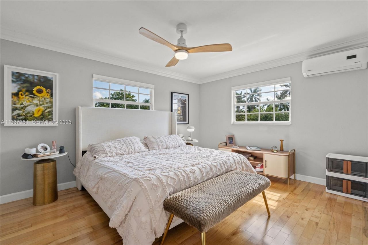 1016 NE 4th Ct, Hallandale Beach, FL 33009 Photo