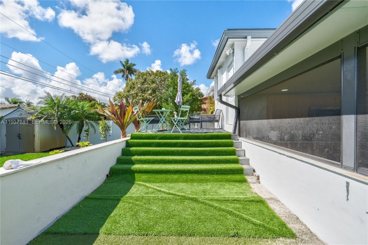 1016 NE 4th Ct, Hallandale Beach, FL 33009 Photo