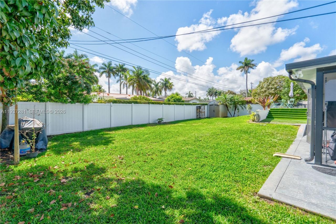 1016 NE 4th Ct, Hallandale Beach, FL 33009 Photo