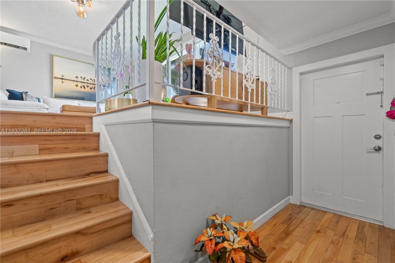 1016 NE 4th Ct, Hallandale Beach, FL 33009 Photo