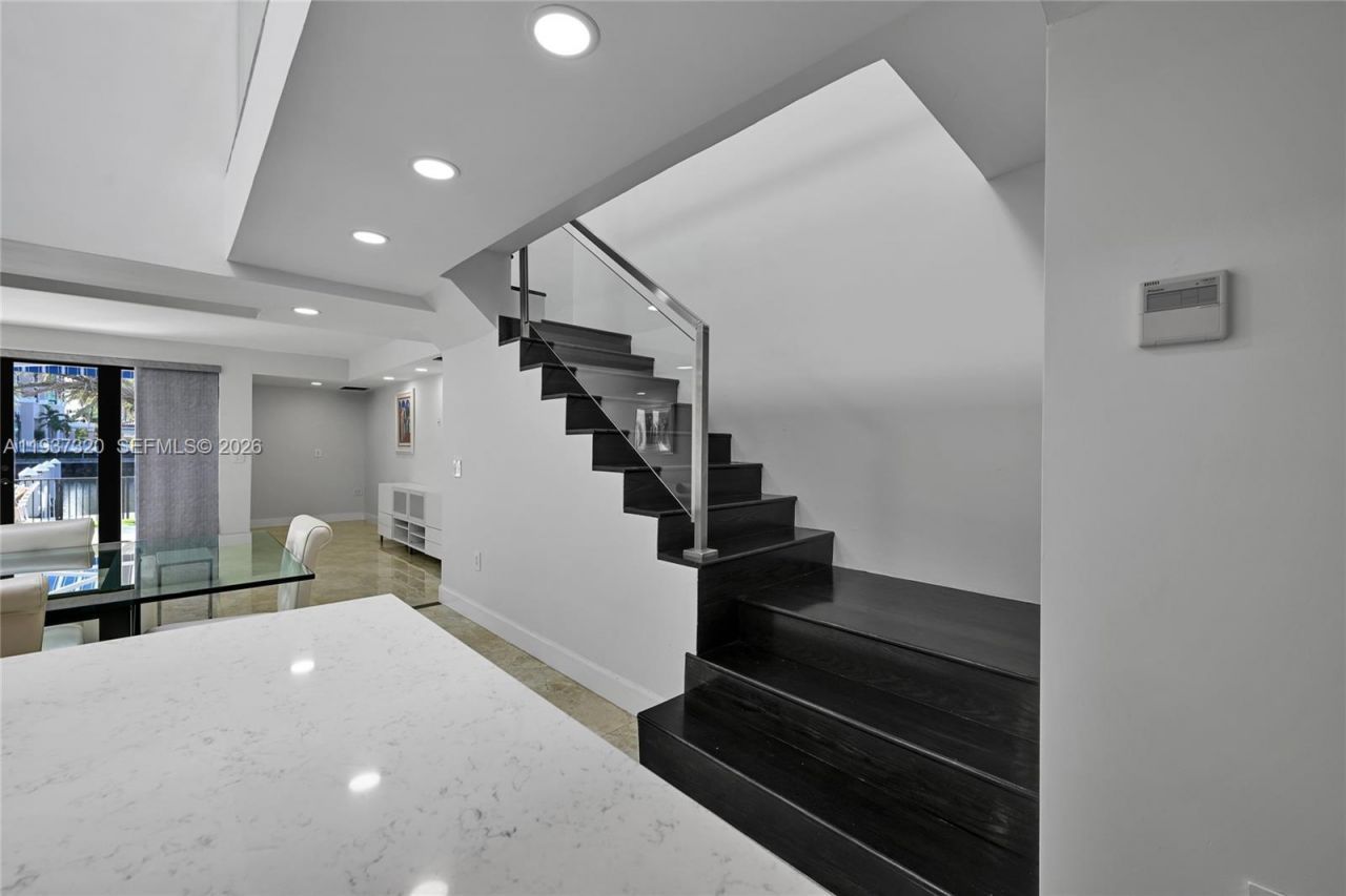 310 Poinciana Dr , Unit 802, Sunny Isles Beach, FL 33160 Photo