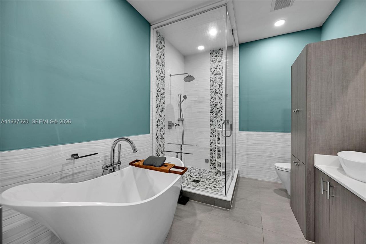 310 Poinciana Dr , Unit 802, Sunny Isles Beach, FL 33160 Photo