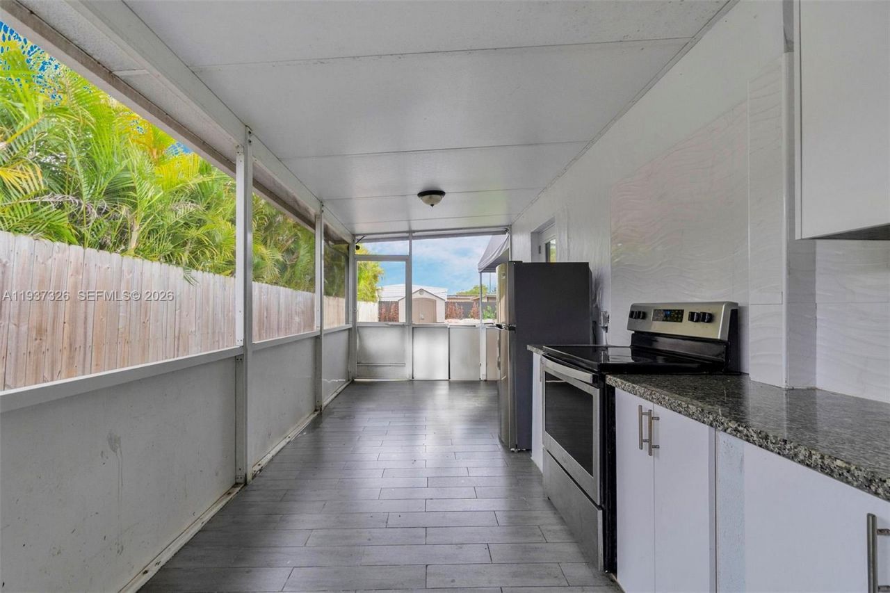 6470 SW 27th St , Miami, FL 33155 Photo