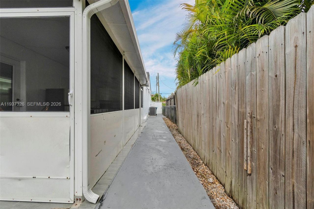 6470 SW 27th St , Miami, FL 33155 Photo