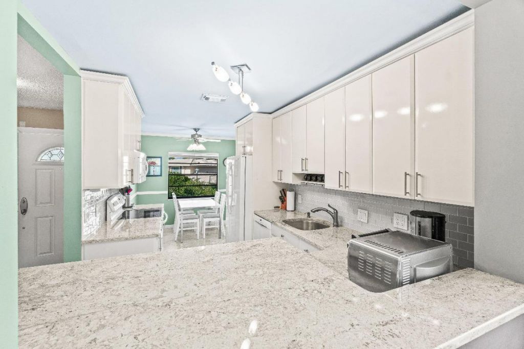 3 Stratford Drive E, Unit B, Boynton Beach, FL 33436 Photo