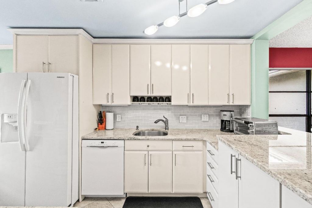 3 Stratford Drive E, Unit B, Boynton Beach, FL 33436 Photo