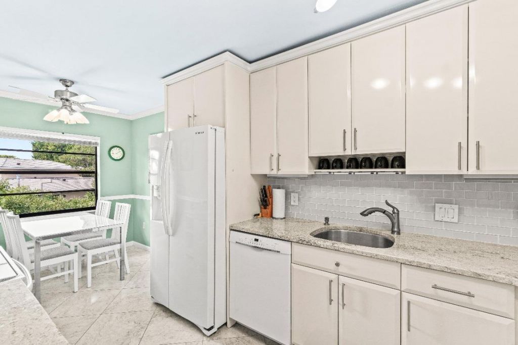 3 Stratford Drive E, Unit B, Boynton Beach, FL 33436 Photo